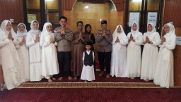 Peringati Isra Mi'raj Kapolsek Simokerto Ajak Anggota Dan Bhayangkari Doa Bersama Untuk Kelancaran Pemilu 2024