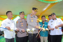 Kapolres Lamongan Serahkan Bantuan Bedah Rumah untuk Warga Desa Latek
