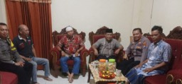 Kapolsek Sukomanunggal Sambang di Kediaman Ketua LPMK Kecamatan Sukomanunggal