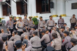 Apel Gelar Perlengkapan Personil Pengamanan TPS Pemilu 2024 Polrestabes Surabaya