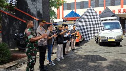 Polres Nganjuk Kawal Pendistribusian Logistik Pemilu 2024 Dari Gudang Sampai PPK guna Pastikan Keamanan.