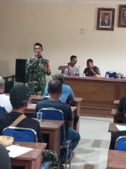 Dukung Kesiapan Pengamanan Pemilu, Babinsa Berikan BIMTEK Kepada Satlinmas Desa Keliki