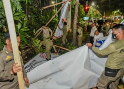 Pemerintah Kota Surabaya Menggelar Operasi Penertiban Alat Peraga Kampanye di Masa Hari Tenang Pemilu 2024