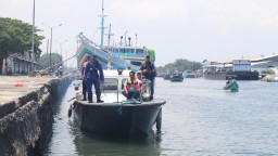 Gunakan Kapal Patroli, Probolinggo Kota Kawal Distribusi Logistik Pemilu 2024 ke Pulau Gili Ketapang