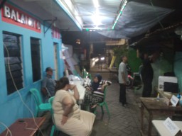 Petugas KPPS Lakukan Pembenahan 8 TPS Tempat Pemungutan Suara