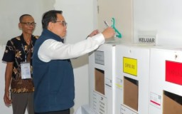 Andy Karyono, Menyalurkan Hak Pilihannya di Tempat Pemungutan Suara TPS 37 Kelurahan Dr. Soetomo Surabaya