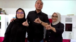 Walikota Surabaya Bersama Keluarga Menyalurkan Hak Suara Pemilu 2024 di TPS 35 Di Kecamatan Jambangan