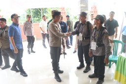 Kapolres Nganjuk Minta Anggota Pam TPS untuk Tetap Waspada Pasca Pungut dan Hitung Suara