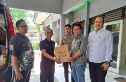 Kapolres Nganjuk dan Dinkes Nganjuk Bagikan Paket Vitamin Untuk Staf dan Anggota Bawaslu Nganjuk