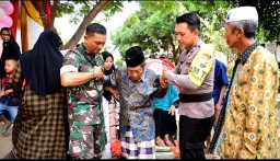 Bupati Apresiasi Kolaborasi TNI - Polri di Situbondo Antar Jemput Lansia Datang ke TPS Demi Gunakan Hak Pilih