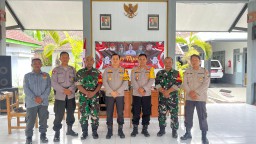 Kapolres Nganjuk Cek Kesiapsiagaan dan Kesehatan Petugas Pengamanan Kotak Suara di PPK
