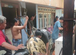 Warga Kupang Segunting Melaksanakan Kerja Bakti Membangun Pos Cangkruan