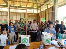 Babinsa Dampingi Penyaluran Bantuan Beras Dari Badan Pangan Nasional di Wilayah Desa Pupuan