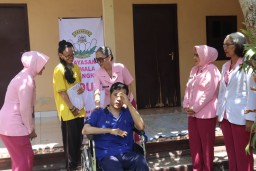 Ketua Bhayangkari Daerah Bali Melaksanakan Anjangsana ke Keluarga Polri didampingi Ketua Bhayangkari Cabang Badung