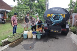 Polres Malang Salurkan Bantuan Air Bersih untuk Warga Dusun Pepen
