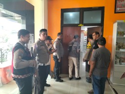 Polsek Lakarsantri Lakukan Pengamanan Rapat Pleno Rekapitulasi Pemilu 2024
