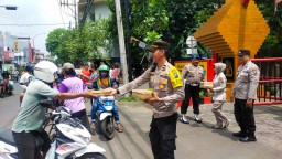 Jaga Rekapitulasi Suara Pemilu 2024 di PPK Polsek Simokerto Sempatkan Bagikan 100 Nasi Kotak