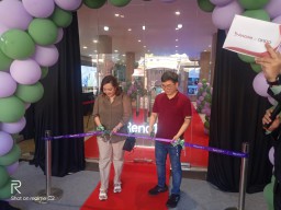 Hacom Store Telah Membuka Promo Besaran - besaran HP Oppo Reno 11 F 5 G Series di Jalan Pacuan Kuda Surabaya.