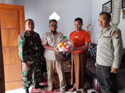 Bentuk Apresiasi dan Kepedulian, Polres Bondowoso Sambangi KPPS Mengalami Sakit