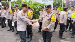 Kapolsek Abiansemal Bagikan Daging Babi Kepada Personil Yang Beragama Hindu