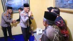 Kapolda Jatim Takziah ke Rumah Duka Anggota PPS, Turut Belasungkawa dan Beri Santunan