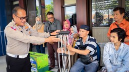 Peduli Korban Laka Lantas, Satlantas Polrestabes Surabaya Berikan Sembako dan Bantuan Tongkat Kruck