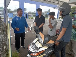 Petugas Satpas SIM Colombo Surabaya, Siap Maksimalkan Melayani Masyarakat Secara Humanis dan Responsif