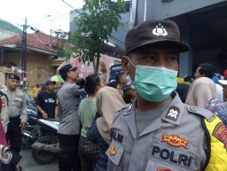 Ramai nya Pembagian 1645 Beras Gratis di Kelurahan Simolawang Langsung Di Amankan Polsek Simokerto