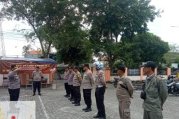 Kapolsek Pimpin Apel Pengamanan Proses Rekapitulasi Surat Suara di Kantor PPK Kecamatan Sukomanunggal