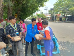 Aksi Mahasiswa Nganjuk Bagikan Sembako dan Makanan Siap Saji Dalam Upaya 'Cooling Down' untuk Menjaga Kestabilan Kamtibmas