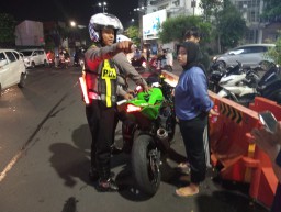 Malam Minggu Razia Knalpot Brong, Satlantas Polrestabes Surabaya Tindak 3 Pelanggar di Depan Pos Pantau Siola
