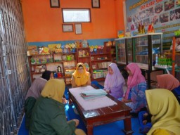 Mahasiswa IAI AT-TAQWA Bantu Guru Ajari Siswa SD