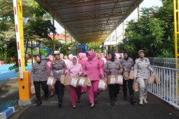Berbagi Kebaikan di Bulan Ramadhan, Polres Bangkalan dan Bhayangkari Bagikan Takjil Kepada Pengguna Jalan