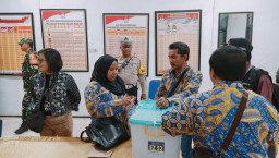 TNI Polri Kawal Ketat Pengiriman Hasil Rekapitulasi Suara Pemilu 2024 Kecamatan Simokerto ke KPU Kota Surabaya