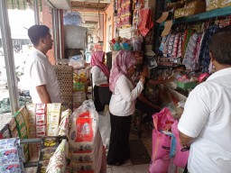 Jelang Puasa Ramadhan, Polres Bangkalan Gandeng Disperindag Cek Stok Bahan Pangan di Pasar Ki Lemah Duwur
