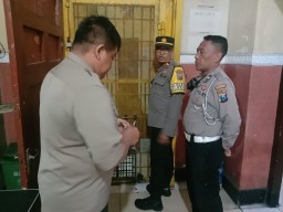 Kanit Reskrim Polsek Tegalsari Lakukan Pengecekan Ruang Tahanan