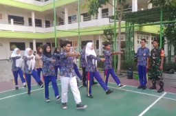 Babinsa Koramil 0830/06 Benowo Berikan Pelatihan PBB Bagi Pelajar