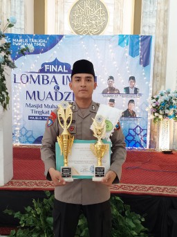 Dasyat, Bripka Nur Wachid Berhasil Meraih Juara Favorit dan Harapan 3 Dalam Lomba Imam Masjid