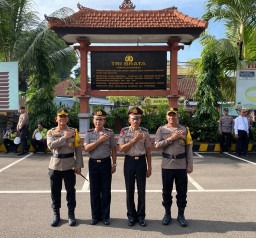 Jelang Pensiun, Dua Personel Polsek Abiansemal Terima Kenaikan Pangkat Pengabdian
