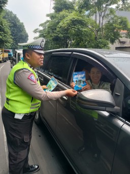 Operasi Keselamatan Semeru 2024 Polres Pelabuhan Tanjung Perak Sebar Brosur Himbauan Kamseltibcarlantas
