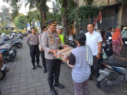 Jelang Hari Raya Kuningan Kapolres Tabanan Berikan Paket Sembako Kepada Warga Kurang Mampu