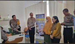 Kasatlantas Polrestabes Surabaya Berkunjung Ke RS Ubaya, Melihat Kondisi Korban Laka Lantas
