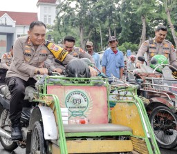 Kapolrestabes Surabaya Ajak Sarapan Bareng dan Bagi Sembako Bersama Abang Becak
