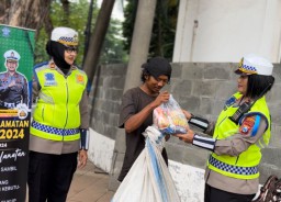 Sosialisasi Ops Keselamatan Semeru 2024, Satlantas Polrestabes Surabaya Melaksanakan Giat Membagikan Sembako Kepada Tukang Becak