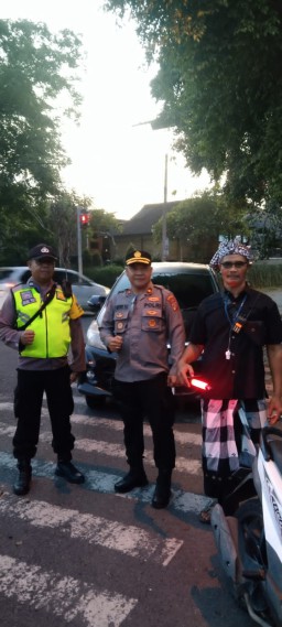 Pastikan Berjalan Lancar Kapolsek Mengwi Pantau Kegiatan Melasti di Wilayah Kecamatan Mengwi