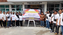 Puluhan Massa Datangi KPU, Beri Karangan Bunga Bentuk Dukungan dan Apresiasi Kinerja