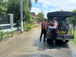 Tanggap Bencana, Polisi Evakuasi Pelajar SD yang Terjebak Banjir di Magetan