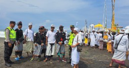 Bhabinkamtibmas Polsek Selemadeg Terjun Amankan giat melasti Warga Binaan di Pantai Soka - Selemadeg