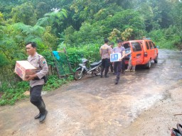 Tanggap Bencana, Polres Kediri Kota Beri Bantuan Untuk Warga Terdampak Tanah Longsor
