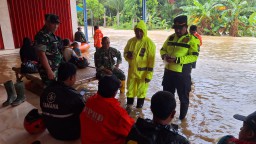 Sejumlah Desa Tergenang Banjir Efek Hujan Deras, Wakapolres Bangkalan Gerak Cepat Evakuasi Warga